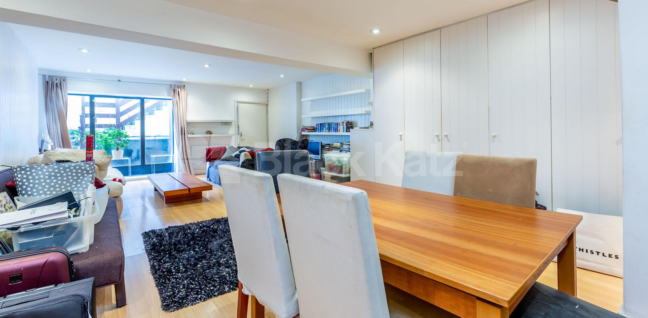 Spacious studio minutes to Camden Tube & Regents Park Arlington Road, Camden